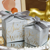 Offre Spéciale personnalisé luxe or argent carré fête de mariage papier boîte-cadeau paillettes faveur boîte-cadeau avec perle et ruban pour les invités