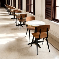Table et chaises de salle à manger élégantes et de style classique, une table de salle à manger idéale pour les rassemblements décontractés pour le thé de l'après-midi.