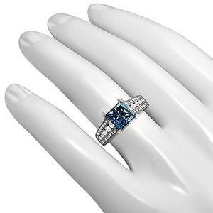 Anello con Grande Zircone Blu per Donne, Elegante Gioiello Scintillante alla Moda - Product Image 4