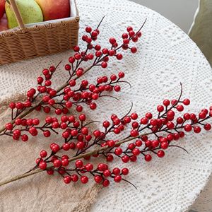 Branche artificielle de baies de houx rouges CallaFloral en plastique pour décoration intérieure, branche unique MW61209 - Product Image 1