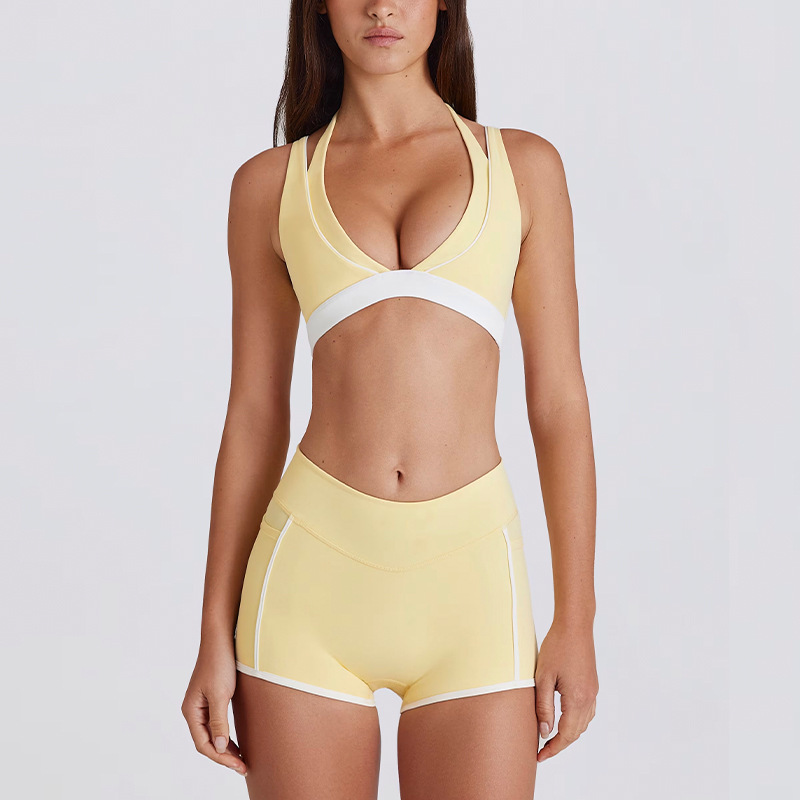 Soutien-gorge et short jaunes