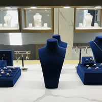 Ensemble d'accessoires de présentation de bijoux en velours bleu foncé haut de gamme, présentoirs et plateaux de luxe pour la vente et l'exposition de bijoux fins