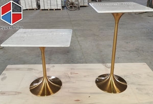 Quadratischer Cocktail tisch mit weißer Marmorplatte und goldener Tulpen basis aus Edelstahl - Product Image 4