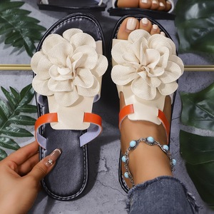 Sandalias de Verano de Todo Tipo, Nuevas Sandalias Planas de Playa para Mujer con Flores Decorativas y Tira Ancha - Product Image 4