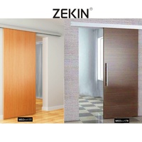 Porte de grange résidentielle en bois avec dalle de verre coulissante Portes de grange intérieures en bois massif avec double cloison en bois