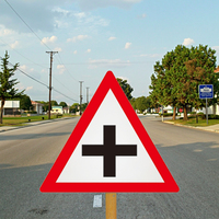 Panneaux de signalisation routière personnalisés en aluminium rouge avec film réfléchissant de quatrième qualité, imprimés UV, motif triangulaire