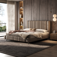 Lit de Luxe Moderne en Cuir Véritable avec Tête de Lit Capitonnée à Canneles Verticales, Lit King Size Rembourré pour Chambre Parentale