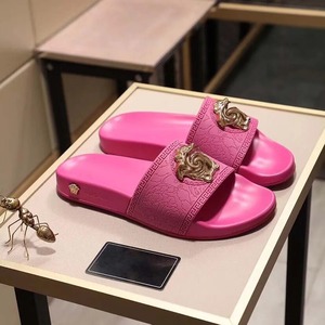 Sandalias Deslizantes Rosadas Premium 2026 con Logotipo Dorado en Relieve, Elegantes y Casuales para el Verano - Product Image 1