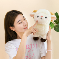 En gros, Peluche agneau blanc debout à cornes courbes, jouet en peluche doux, décoration d'intérieur, cadeau d'anniversaire pour enfants