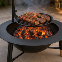Barbecue et foyer autoportant moderne 100 cm avec bras articulé, grille en fonte, pieds trépieds en acier peint et pieds en bois, portable