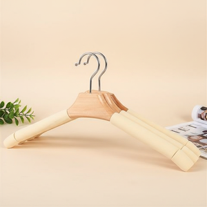 Cintre Classique Moderne <span class=keywords><strong>pour</strong></span> Robe <span class=keywords><strong>de</strong></span> Mariée, Revêtement Caoutchouc <span class=keywords><strong>de</strong></span> Haute Qualité, Cintre Élégant en <span class=keywords><strong>Bois</strong></span> avec Perles et <span class=keywords><strong>Laine</strong></span>, <span class=keywords><strong>pour</strong></span> Manteaux, Costumes, Chemises et Vêtements <span class=keywords><strong>de</strong></span> Garde-Robe - Product Image 1