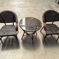 Chaises empilables modernes et confortables en métal et rotin PE imperméables pour hôtel, villa, patio, jardin et cour.