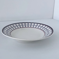 Assiette en céramique à bordure géométrique en dentelle bleue et rouge pour la maison, l'hôtellerie, la restauration, la salle à manger, le service de nourriture et la décoration de table