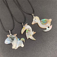 Pendentif animal sculpté en coquille d'ormeau, motifs lapin, chien, canard, charmant et tendance, avec cordon en cuir noir pour collier, broche ou artisanat