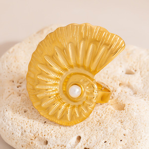 แหวนสแตนเลสสตีลสไตล์ยุโรป ดีไซน์เปลือกหอยและปลาดาว ชุบทอง 18k ปรับขนาดได้ เครื่องประดับแฟชั่นสำหรับผู้หญิง - Product Image 4