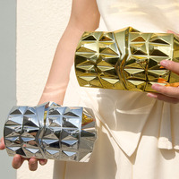 Geometrische Metall-Gold 3D-Pyramiden-Clutch mit Nieten, Diamantgitter-Textur, Box-Tasche für Hochzeit, Cocktail, Bankett, Party