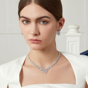 LUOTEEMI Designer-Ohrstecker: Große Blumen-Ohrringe für Damen, zierlicher Brautschmuck 2025, Diamant-Ohrringe mit Charme - Product Image 3