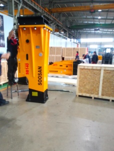 SOOSAN SB 140 Tipo de caja de martillos hidráulicos para excavadoras 30-45 toneladas para trabajos de construcción y demolición con motor de núcleo - Product Image 2