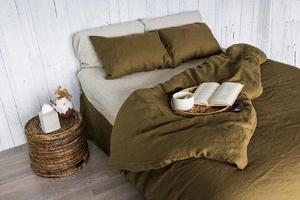 Housse de couette et taies d'oreiller Euro en coton 100% uni brun foncé 300TC, antibactériennes, style ferme, pour usage hôtelier - Product Image 2