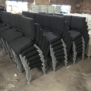 كرسي قاعة فاخر قابل للتكديس بإطار معدني وألوان قابلة للتخصيص، كرسي كنيسة بالجملة للاستخدام في الكنائس والمؤتمرات والأماكن الخارجية والفنادق - Product Image 2