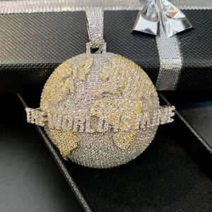 Ciondolo Hip Hop Bicolore Argento e Oro con Zirconi a Forma di Mappa del Mondo 'The World Is Mine' con Catena in Ottone - Product Image 1