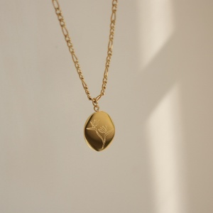 Collar con Colgante de Acero Inoxidable Chapado en Oro con Disco Ovalado Irregular Grabado con Flores y Cadena Figaro para Mujer - Product Image 2