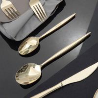 Un ensemble de couverts en métal brillant pour une table à manger haut de gamme - un sentiment de cérémonie