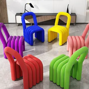 Silla de comedor personalizada para el hogar con respaldo de estilo INS, silla de terciopelo para sala de estar, fabricantes de sillas con forma creativa