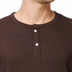 เสื้อยืดแขนยาวผู้ชายขายส่ง รับผลิตตามแบบ (OEM) พร้อมสกรีนโลโก้ คุณภาพพรีเมียม ผ้าฝ้าย 100% 220 GSM ดีไซน์คอเสื้อแบบเฮนลีย์ติดกระดุม 3 เม็ด - Product Image 6