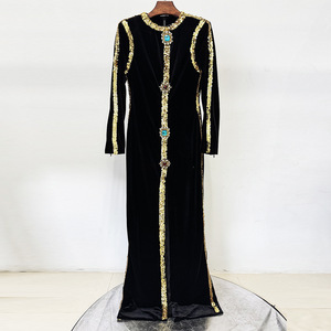 Abito <span class=keywords><strong>Lungo</strong></span> Formale da Donna <span class=keywords><strong>in</strong></span> <span class=keywords><strong>Velluto</strong></span> Nero <span class=keywords><strong>con</strong></span> Ricami Dorati, Collo Alto, Maniche Lunghe e <span class=keywords><strong>Spacco</strong></span> Alto - Product Image 2
