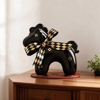 Vente en gros de statues de poneys porte-bonheur en céramique, boîte cadeau, figurine de cheval à motif noir brillant et or avec ruban, ornement de décoration de table pour la maison