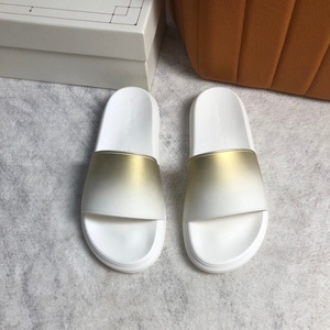 Sandalias de hombre EVA con rayas blancas y doradas, sandalias de verano para interiores con punta abierta, antideslizantes, con forro de PU, diseño sólido, zapatos casuales. - Product Image 1