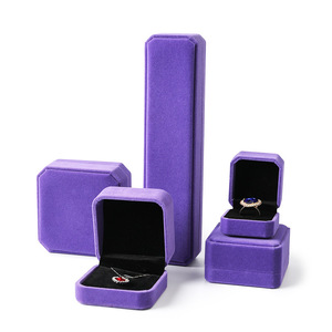 Joyero de franela suave <span class=keywords><strong>rosa</strong></span> y negro pequeño de lujo con logotipo personalizado, estuche de embalaje de regalo, collar de terciopelo, anillo ranurado en relieve rígido - Product Image 2