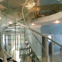 Industriel en acier escalier incurvé avec main courante latérale et garde-corps en verre