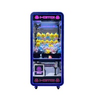 Machine à griffes de type arcade moderne, design étroit, style noir, avec options de paiement par jetons et sans espèces, pour la distribution de poupées
