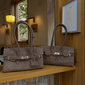 Bolso <span class=keywords><strong>de</strong></span> Hombro <span class=keywords><strong>de</strong></span> Doble Correa <span class=keywords><strong>de</strong></span> Alta Calidad, Estilo Desgastado, con Almacenamiento, Material <span class=keywords><strong>de</strong></span> Gamuza, Etiqueta Privada, Letra en Relieve - Product Image 1