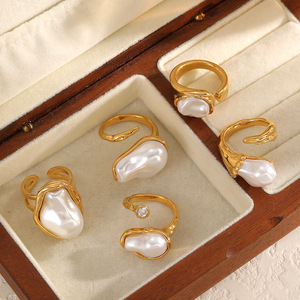 Anillo de Perlas con Abertura Geométrica Irregular, Estilo Moderno y Lujoso, Acero Inoxidable con Baño de Oro de 18K, Joyería para Mujer - Product Image 2
