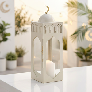 Lanterne à bougie moderne beige en fer et verre, faite à la main, avec dessus en forme de croissant de lune et découpes cintrées, pour la décoration de la maison pendant le Ramadan - Product Image 2