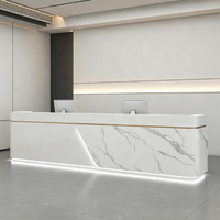 Poste de réception de bureau moderne avec surface de service spacieuse et base blanche épurée