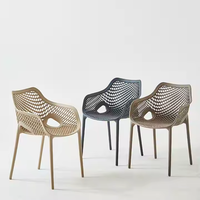 Chaises en plastique de salle à manger en plein air de haute qualité style minimaliste moderne accoudoirs de conception empilables à dossier creux restaurants