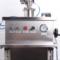 Machines de remplissage automatiques pour liquides à haute viscosité, tels que sauces, crèmes cosmétiques, pommades, pâtes, peintures, confitures, et produits en pot ou en bouteille.