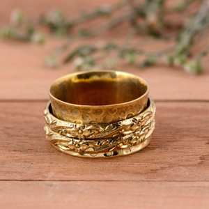 Anillo giratorio de meditación moderno de latón con textura martillada, hecho a mano, chapado en oro de 14 quilates - Product Image 2