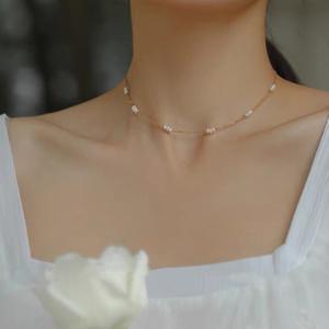 Collier en perles d'eau douce au design subtil pour femmes, cadeau mignon pour jeune fille avec chaîne de clavicule, pendentif simple et polyvalent - Product Image 3