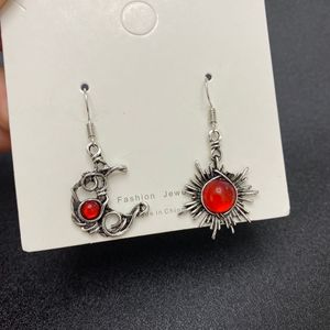 Orecchini Asimmetrici Sole Luna da Donna, Gioielli Vintage Celesti alla Moda - Product Image 6