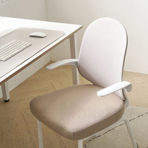 Chaise de bureau ergonomique Kanto avec dossier en maille respirante, accoudoirs réglables et roulettes hybrides pour une concentration stable lors des tâches de bureau - Product Image 3