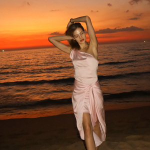 Vestido de Verano Rosa Plisado con Hombro Descubierto y Lazos, Ligero, Largo, Sin Mangas, Control de Abdomen, Ajustado, Sexy - Product Image 1