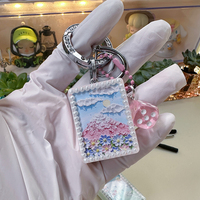 Porte-clés Mahjong personnalisé moderne en résine époxy, pendentif bleu clair scintillant, décor dés, boucle métallique brillante, vente en gros