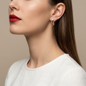 Elegantes Pendientes de Aro de Oro de 22K con Diamantes para Mujer, Diseño Triangular Moderno y Acento de Esmalte Negro - Product Image 4