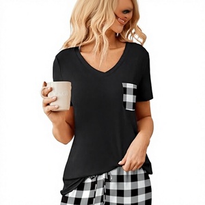 Ensemble deux pièces décontracté pour femmes, haut à manches courtes et col en V avec poche à carreaux et short assorti, coupe ample, pour toutes les saisons - Product Image 1