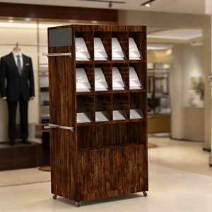 Armoires de présentation de luxe en bois massif avec crochets latéraux et roulettes inférieures pour l'affichage de costumes et de chemises en magasin de vêtements - Product Image 1